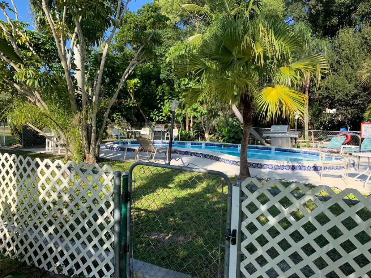 Conty'S Motel North North Naples エクステリア 写真
